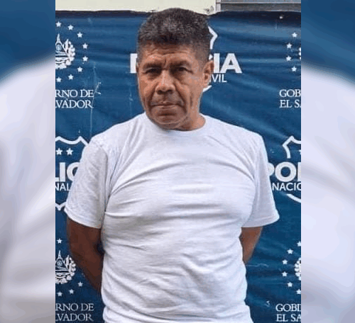 Máximo Rivas Urias, de 58 años, fue detenido por la PNC tras dar positivo en prueba de alcoholemia y portar un arma de fuego. Foto: @PNCSV
