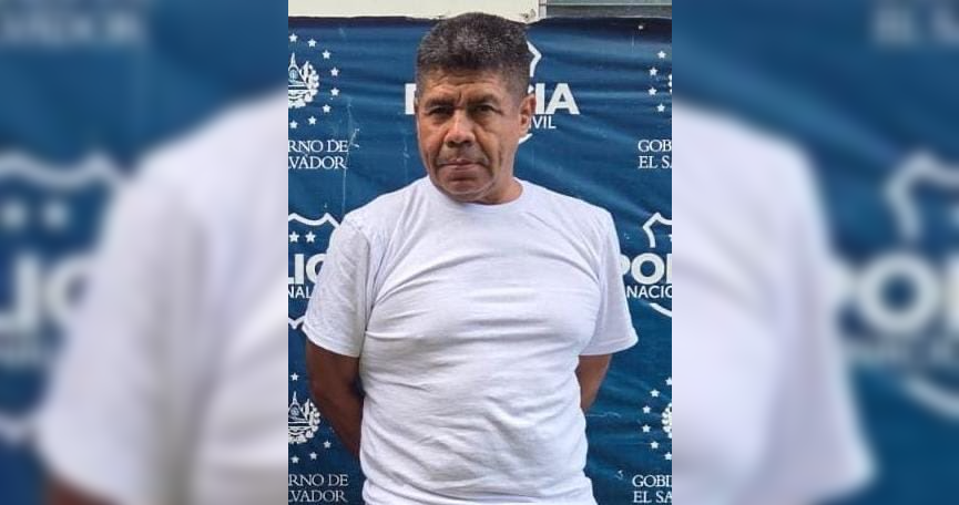 Máximo Rivas Urias, de 58 años, fue detenido por la PNC tras dar positivo en prueba de alcoholemia y portar un arma de fuego. Foto: @PNCSV