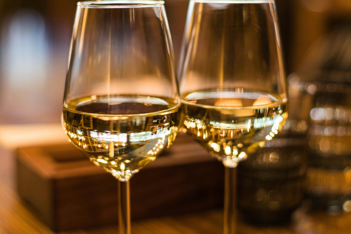 El txakoli, un vino vasco con carácter atlántico, es ideal para maridar con mariscos y pintxos. Foto: Pexels / Valeria Boltneva