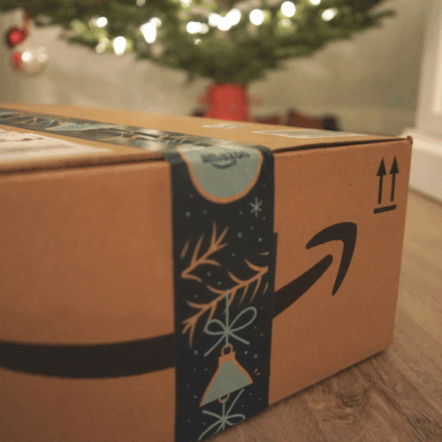 Recibir paquetes no solicitados de Amazon puede ser señal de una estafa de "brushing". Expertos recomiendan no abrir el paquete y reportarlo. Foto: Unplash / Wicked Monday