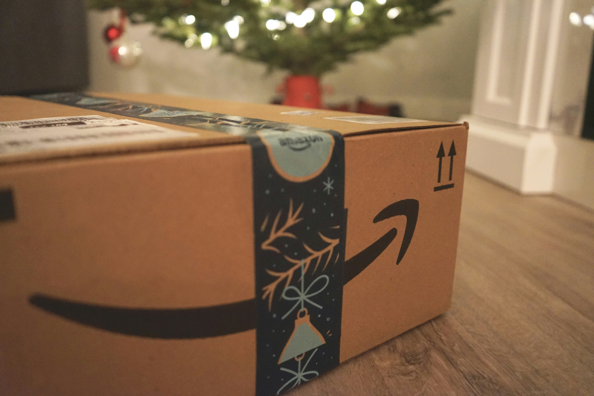 Recibir paquetes no solicitados de Amazon puede ser señal de una estafa de "brushing". Expertos recomiendan no abrir el paquete y reportarlo. Foto: Unplash / Wicked Monday