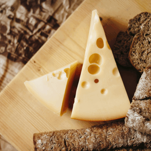 Algunos quesos, como el cheddar y el mascarpone, pueden elevar el colesterol y afectar la salud cardiovascular. Foto: Pexels / NastyaSensei