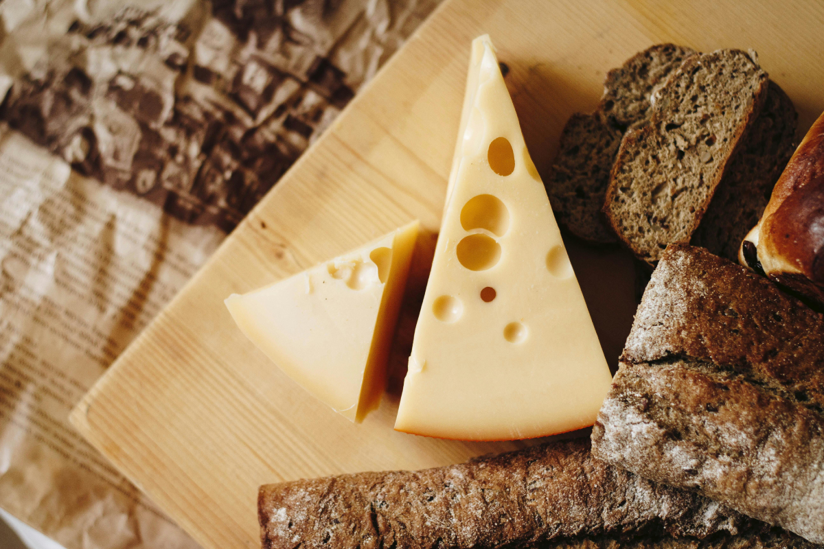 Algunos quesos, como el cheddar y el mascarpone, pueden elevar el colesterol y afectar la salud cardiovascular. Foto: Pexels / NastyaSensei