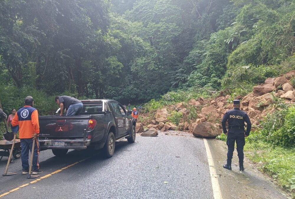Deslizamientos de tierra bloquean la carretera hacia Jayaque tras intensas lluvias en El Salvador. Foto: @PNCSV.