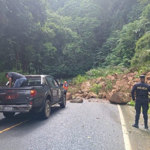 Deslizamientos de tierra bloquean la carretera hacia Jayaque tras intensas lluvias en El Salvador. Foto: @PNCSV.