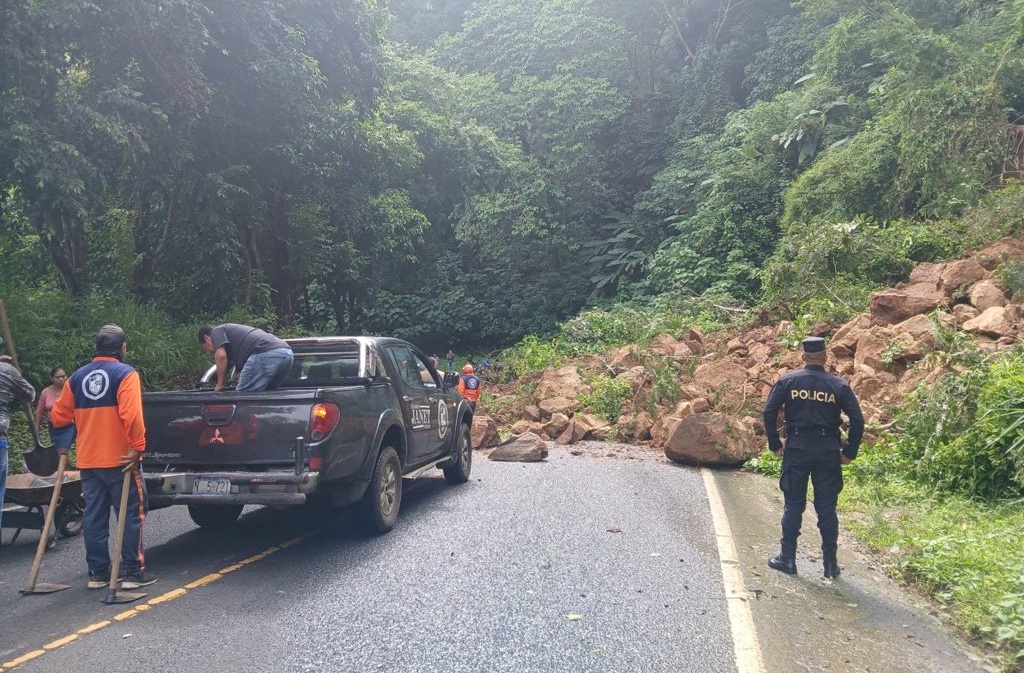 Deslizamientos de tierra bloquean la carretera hacia Jayaque tras intensas lluvias en El Salvador. Foto: @PNCSV.