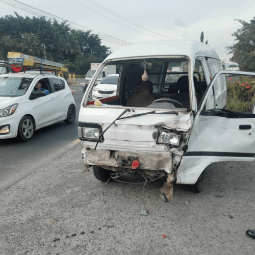 Cuatro personas resultaron lesionadas en un accidente de tránsito en la Panamericana Este, San Juan Opico. La PNC investiga las causas. Foto: @PNCSV.