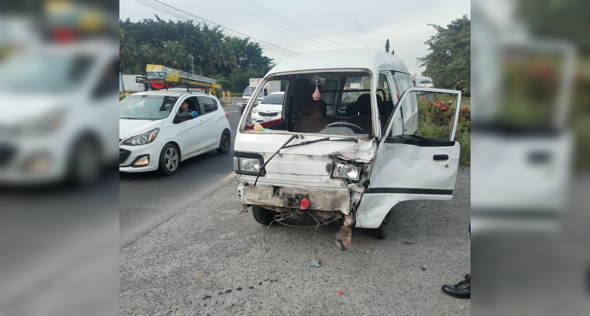 Cuatro personas resultaron lesionadas en un accidente de tránsito en la Panamericana Este, San Juan Opico. La PNC investiga las causas. Foto: @PNCSV.