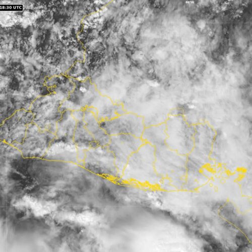 Imagen satelital muestra el cielo nublado sobre El Salvador, con pronóstico de lluvias y tormentas intensas. Foto: @MedioAmbienteSV