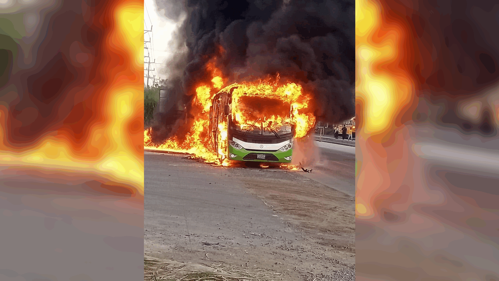 Un autobús se incendió en la carretera Panamericana, cerca de San Salvador, generando complicaciones en el tráfico. Foto: Noticias Lourdes Colón