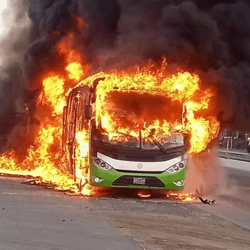 Un autobús se incendió en la carretera Panamericana, cerca de San Salvador, generando complicaciones en el tráfico. Foto: Noticias Lourdes Colón