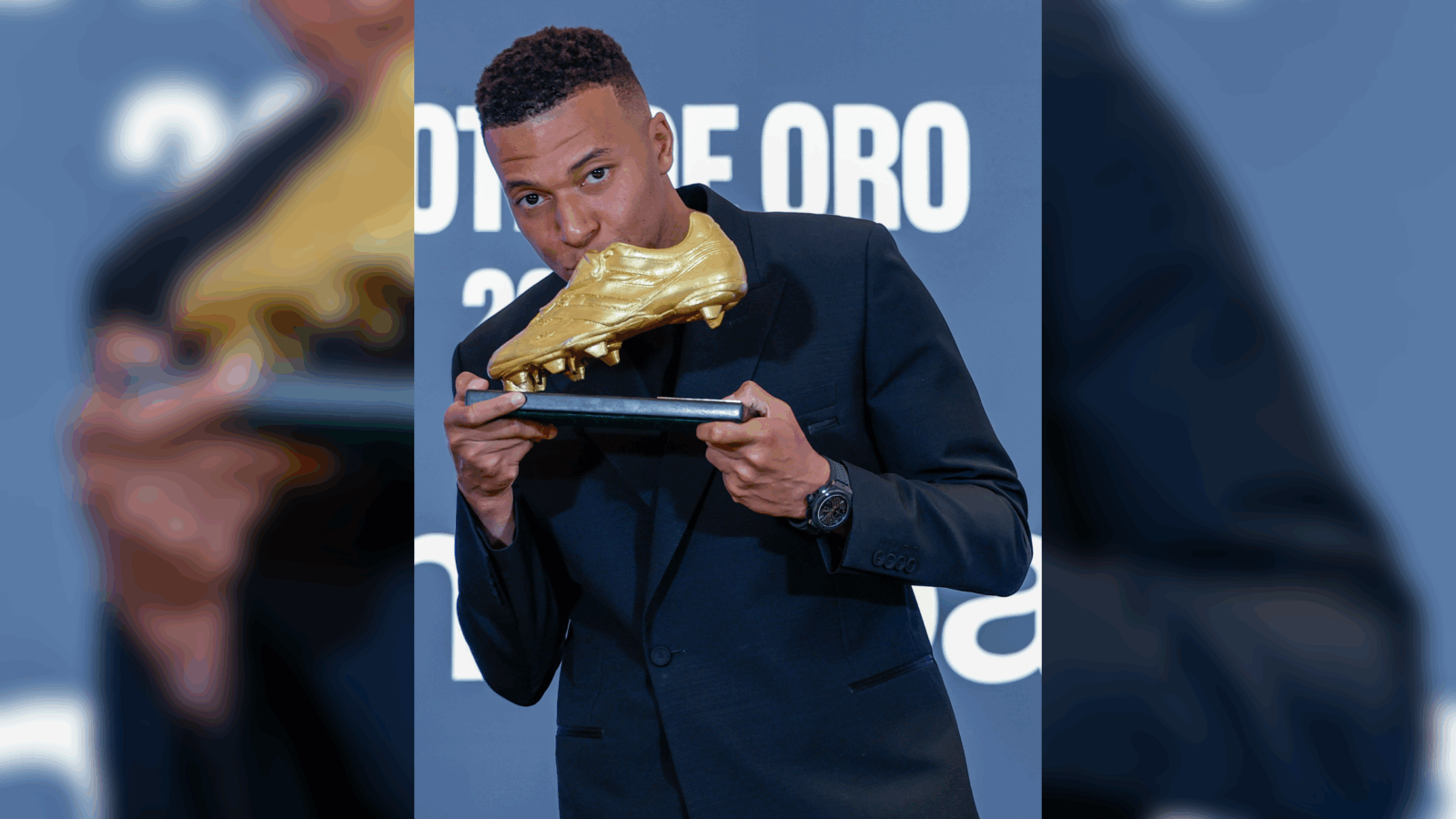 Kylian Mbappé recibe la Bota de Oro 2024-25 en el Santiago Bernabéu, rodeado de sus compañeros y autoridades del Real Madrid. Foto: Real Madrid