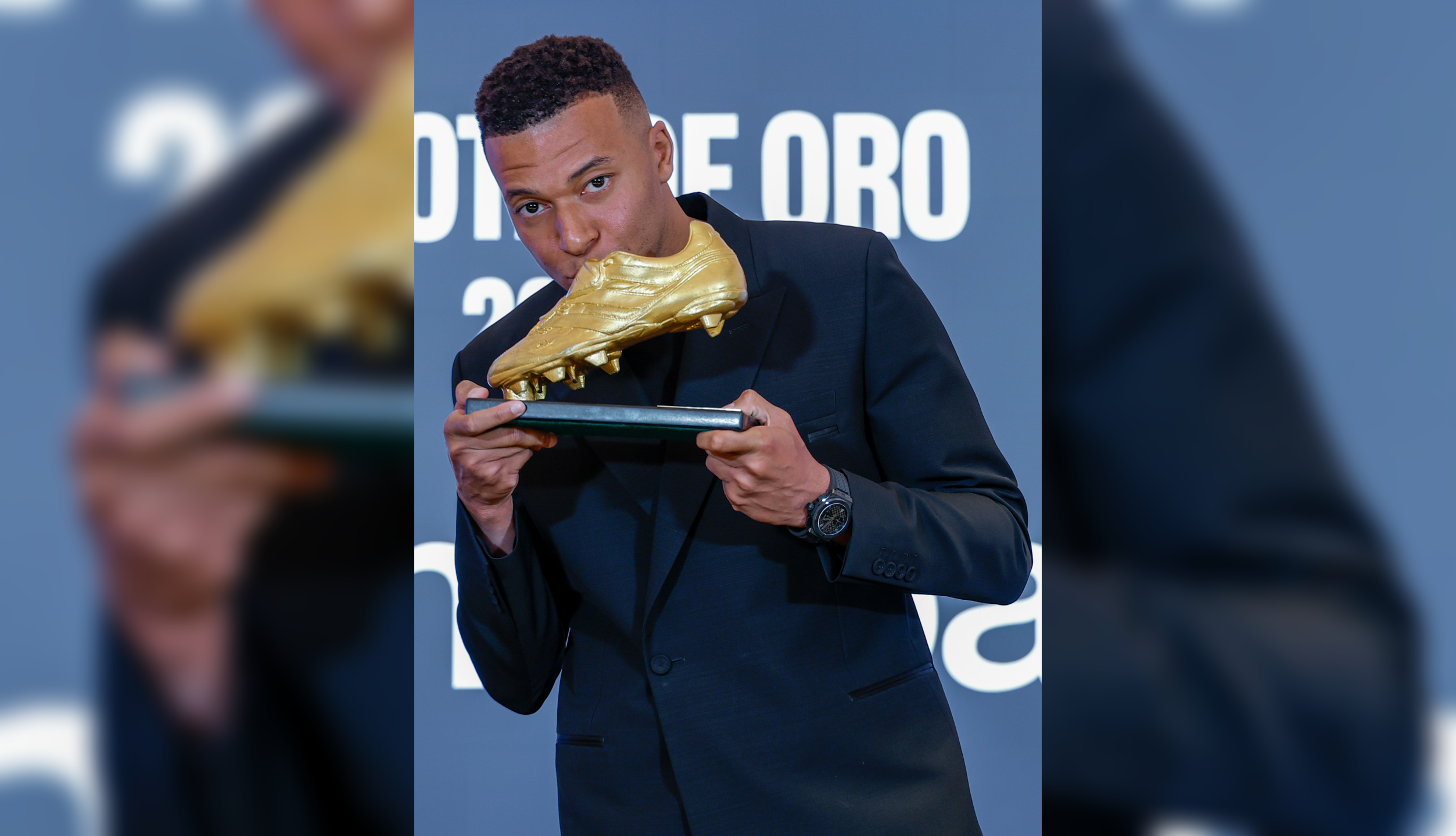 Kylian Mbappé recibe la Bota de Oro 2024-25 en el Santiago Bernabéu, rodeado de sus compañeros y autoridades del Real Madrid. Foto: Real Madrid