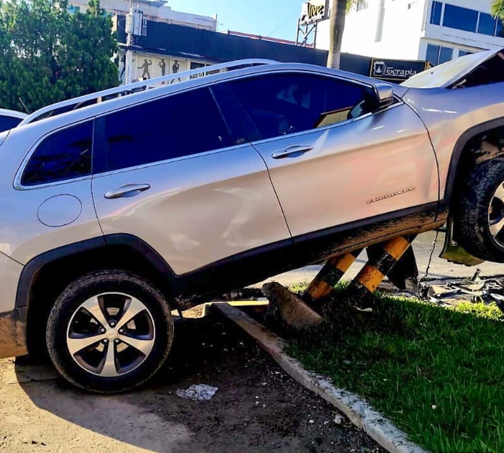 Vehículo estrellado contra una estructura metálica en el bulevar del Hipódromo. Foto: cortesía.