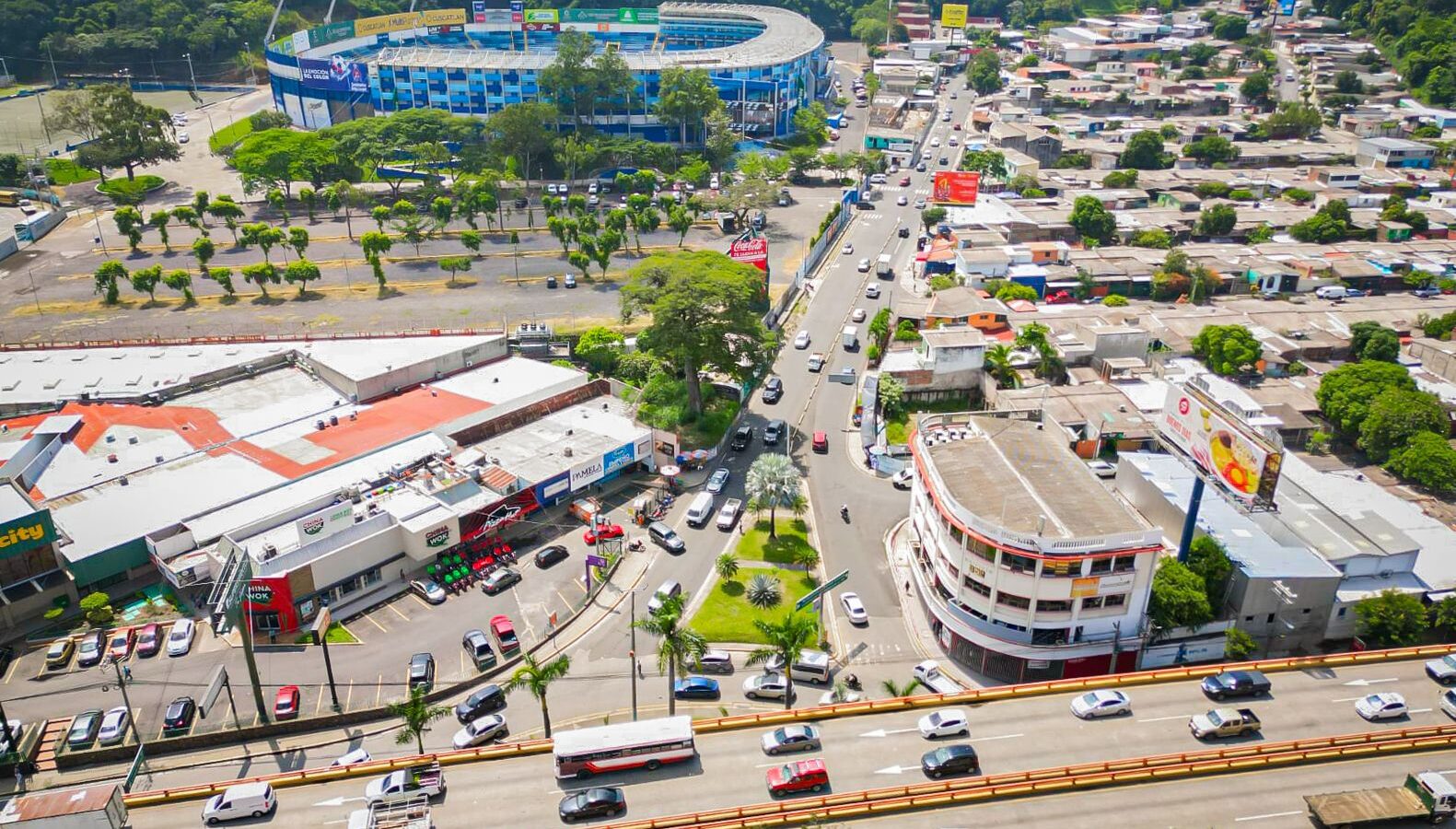 Aficionados se preparan para el partido de La Selecta vs. Panamá en el Estadio Cuscatlán. Autoridades despliegan operativo vial y de seguridad. Foto: Secretaría de Prensa