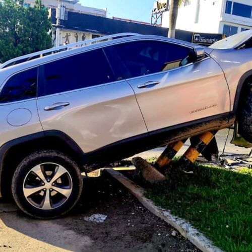 Vehículo estrellado contra una estructura metálica en el bulevar del Hipódromo. Foto: cortesía.