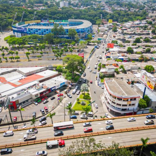 Aficionados se preparan para el partido de La Selecta vs. Panamá en el Estadio Cuscatlán. Autoridades despliegan operativo vial y de seguridad. Foto: Secretaría de Prensa
