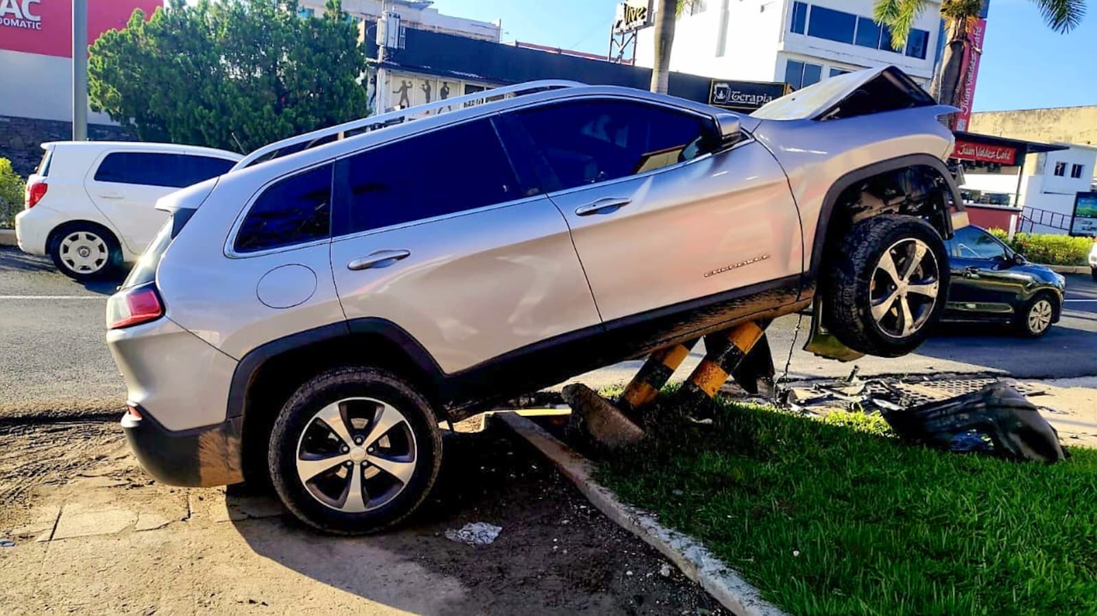 Vehículo estrellado contra una estructura metálica en el bulevar del Hipódromo. Foto: cortesía.