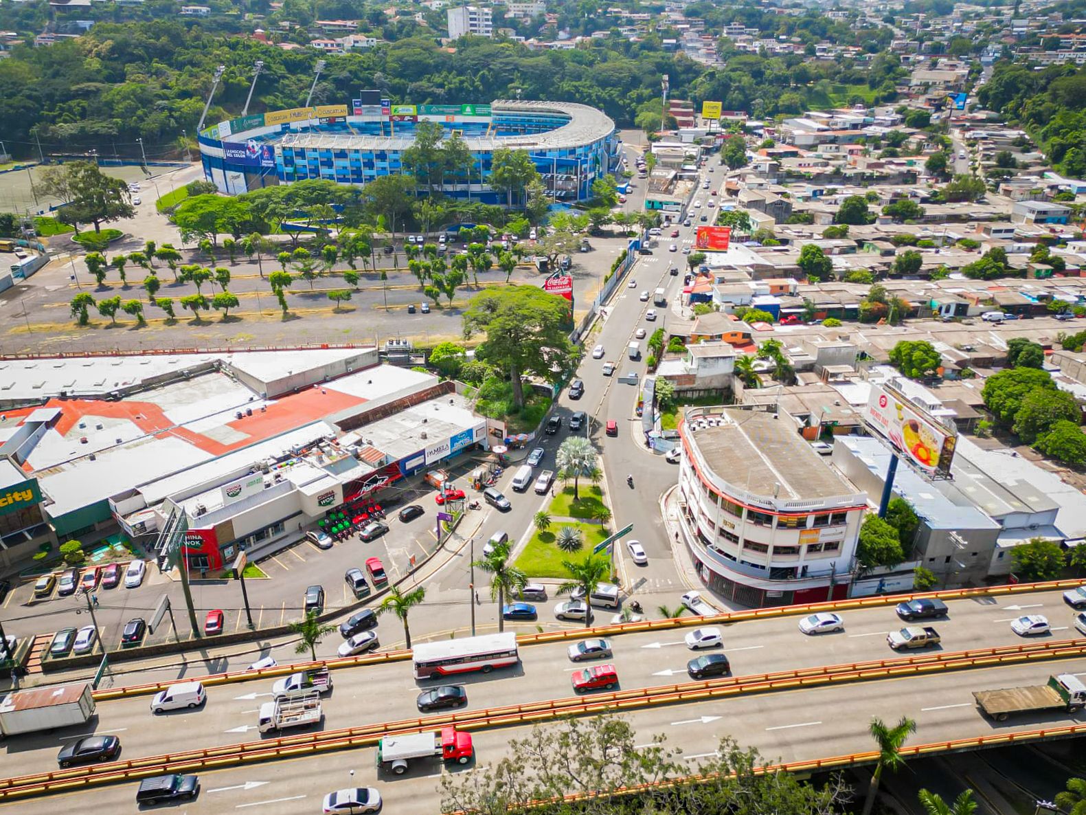 Aficionados se preparan para el partido de La Selecta vs. Panamá en el Estadio Cuscatlán. Autoridades despliegan operativo vial y de seguridad. Foto: Secretaría de Prensa