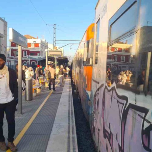 En la imagen, la estación de Badalona de la línea R1 (Barcelona-Mataró, Costa Brava) muestra un servicio de trenes irregular, aunque va mejorando paulatinamente. Estudiantes y trabajadores esperan que mañana el servicio esté completamente normalizado. Foto: Hugo Aguilar, colaborador.