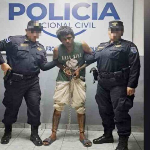 Captura de Eleazar "Cadáver" Sigarán, pandillero 18 Sureños, en México rumbo al CECOT. Foto: PNC