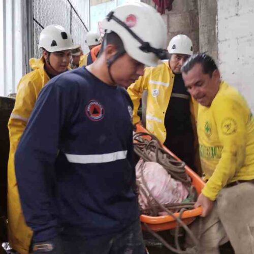 Equipos de rescate trabajan en Ciudad Delgado tras derrumbe que cobró vida de mujer. Autoridades refuerzan alertas por lluvias en todo el país. Foto: Comandos de Salvamento