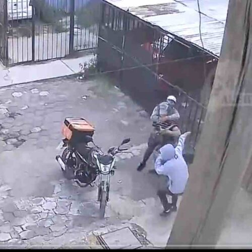 Repartidor enfrenta a asaltantes en Iztapalapa: su valentía y la torpeza de los delincuentes evitaron un robo, pero los riesgos para los trabajadores de delivery persisten en zonas de alta criminalidad. Captura de pantalla.