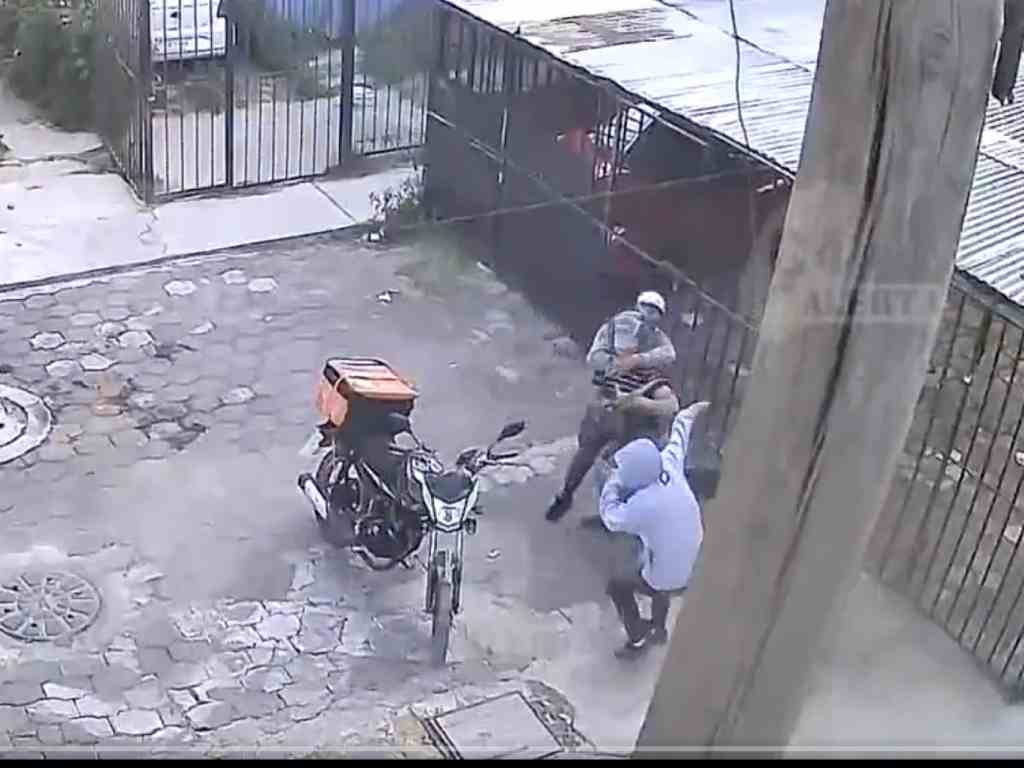 Repartidor enfrenta a asaltantes en Iztapalapa: su valentía y la torpeza de los delincuentes evitaron un robo, pero los riesgos para los trabajadores de delivery persisten en zonas de alta criminalidad. Captura de pantalla.