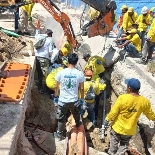 SOTERRADOS. Trabajadores excavan en el Centro Histórico de San Salvador como parte del proyecto de cableado subterráneo, donde dos obreros perdieron la vida y otros dos resultaron heridos. Las obras buscan ampliar la red a 13 kilómetros antes de diciembre. Foto: Comandos de Salvamento