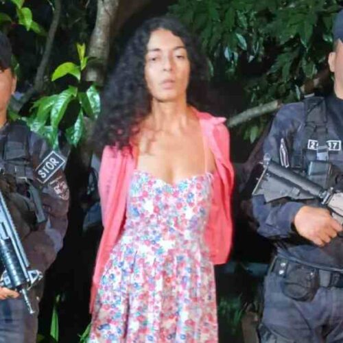 Agentes de la PNC capturaron a Carmina Lisbet Guzmán Renderos tras agredir con un corvo a otra mujer por celos en Santa Rosa Acacalco, Ahuachapán. La víctima fue atendida y se encuentra estable. Cortesía