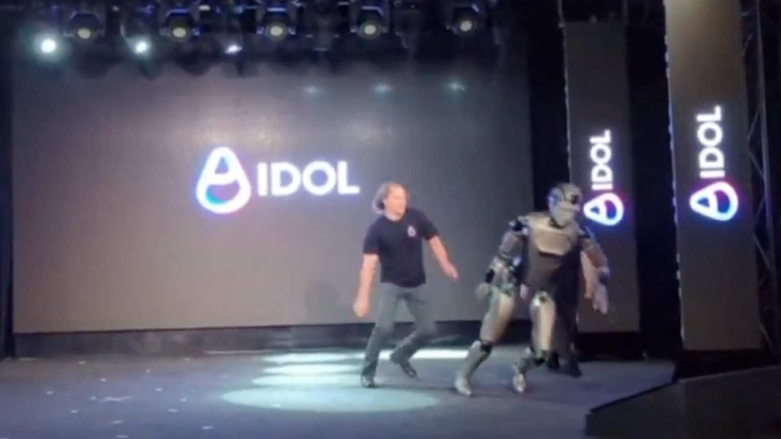 El robot humanoide AIdol, primer proyecto ruso de su tipo, sufrió un mal funcionamiento y cayó durante su presentación en Moscú, destacando los retos en la robótica humanoide. Foto: Captura de pantalla