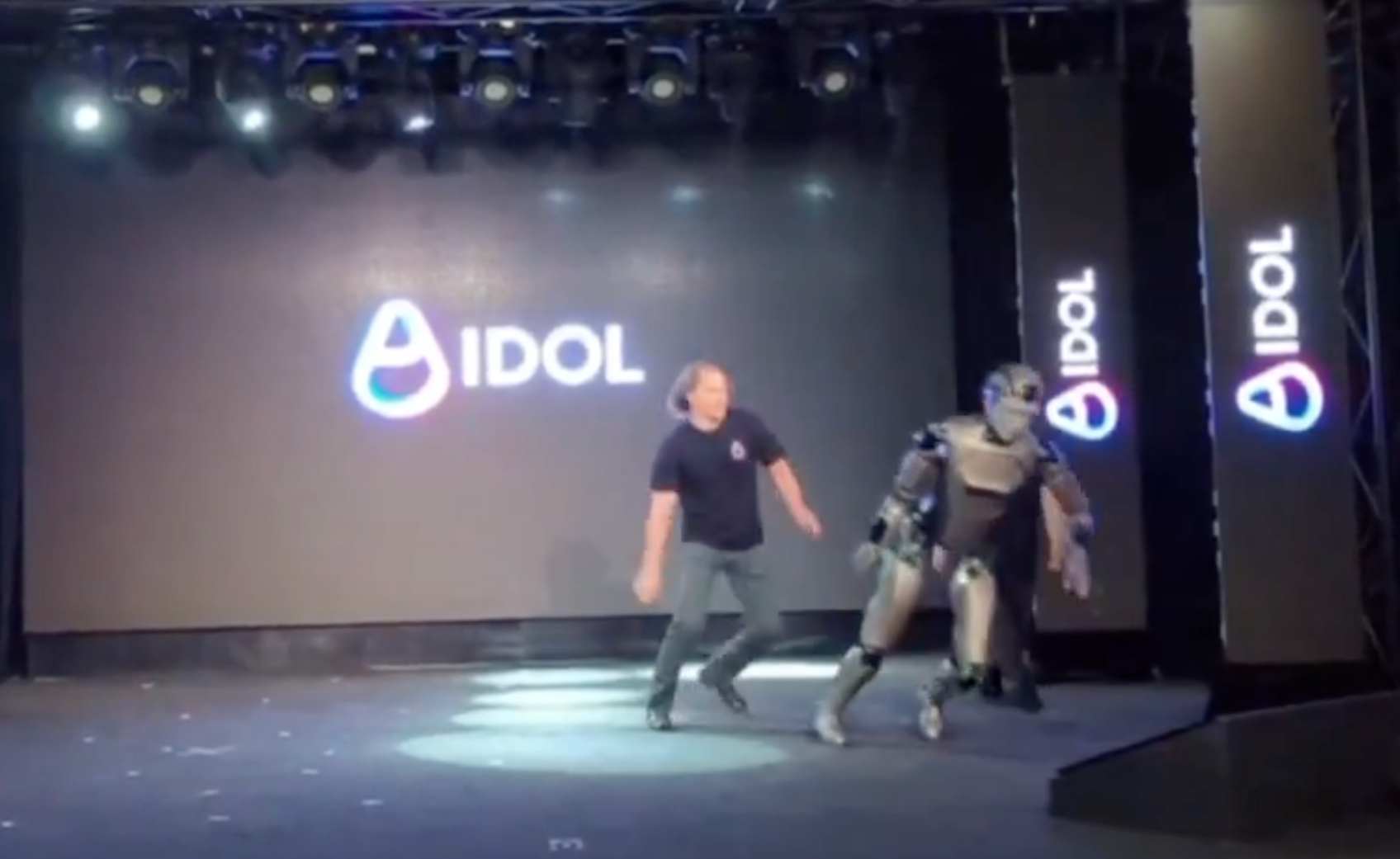 El robot humanoide AIdol, primer proyecto ruso de su tipo, sufrió un mal funcionamiento y cayó durante su presentación en Moscú, destacando los retos en la robótica humanoide. Foto: Captura de pantalla