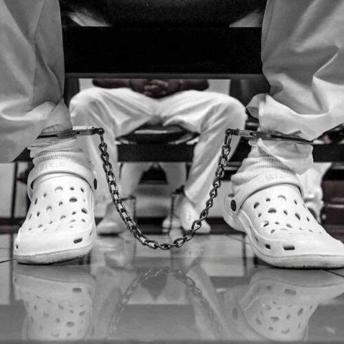 Autoridades salvadoreñas reportaron 85 capturas de presuntos pandilleros en octubre, incluyendo extradiciones y operativos locales bajo el Régimen de Excepción. Foto: FGR