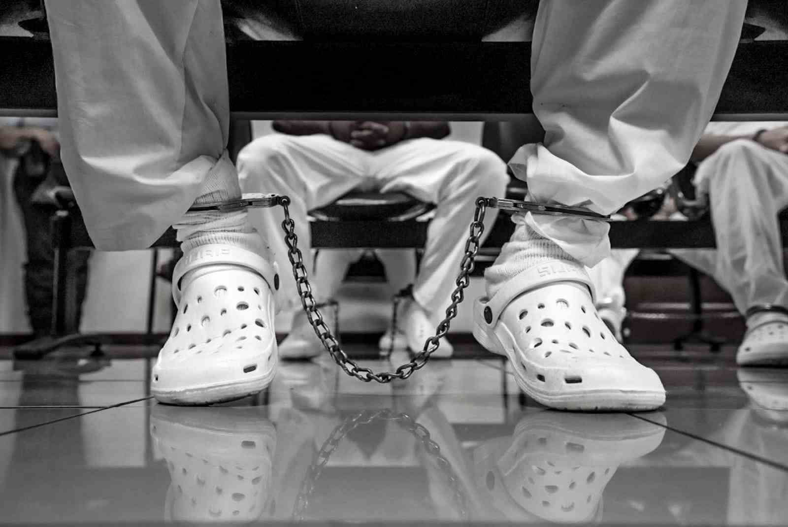 Autoridades salvadoreñas reportaron 85 capturas de presuntos pandilleros en octubre, incluyendo extradiciones y operativos locales bajo el Régimen de Excepción. Foto: FGR