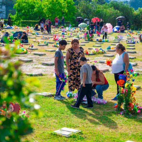 San Salvador rinde homenaje a sus difuntos en el Cementerio La Bermeja, donde la tradición y la unidad se entrelazan en un día de reflexión y memoria colectiva. Foto: Alcaldía de San Salvador Centro