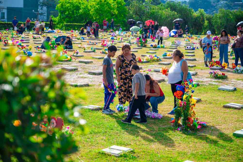 San Salvador rinde homenaje a sus difuntos en el Cementerio La Bermeja, donde la tradición y la unidad se entrelazan en un día de reflexión y memoria colectiva. Foto: Alcaldía de San Salvador Centro