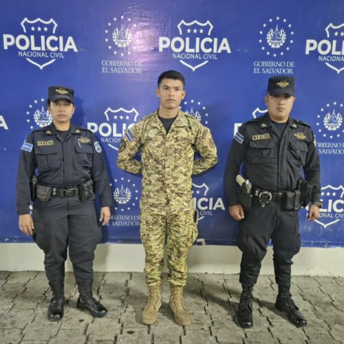 Soldado de la Fuerza Armada es detenido tras disparo accidental que cobró la vida de una mujer en el Centro Histórico de San Salvador. Foto: PNC