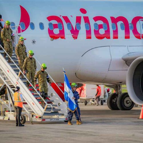 El contingente salvadoreño de ayuda humanitaria a Jamaica es recibido por autoridades tras cumplir su misión de apoyo a las familias afectadas por el huracán Melissa en la isla caribeña. Foto: Secretaría de Prensa