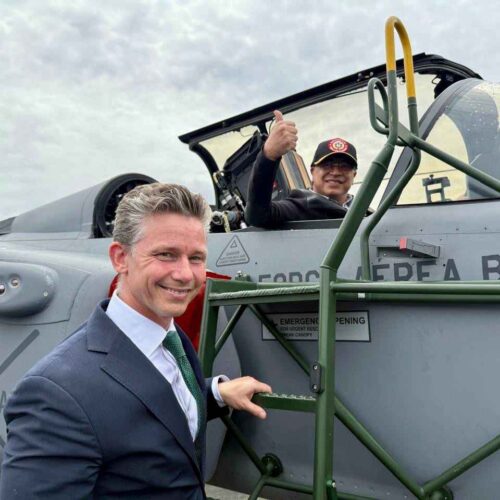 Petro junto al ministro sueco Pål Jonson posan en un Gripen brasileño, sellando la compra de 17 cazas E/F para Colombia, en junio pasado. Foto: Archivo.