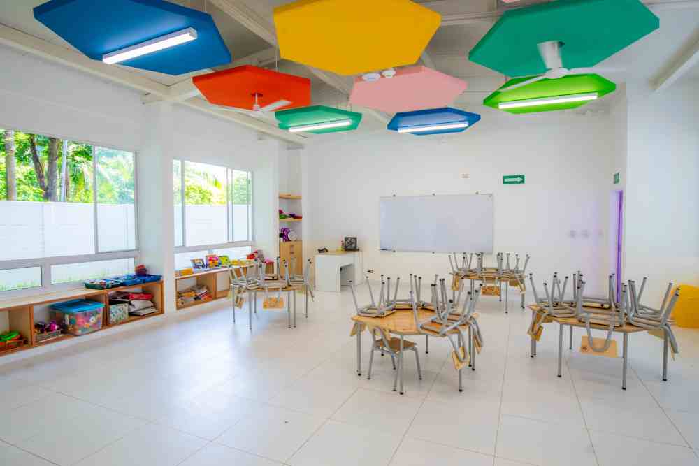 Nuevas escuelas en El Salvador prometen aulas modernas y acceso a tecnología, pero el desafío será mantener su impacto a largo plazo para los estudiantes.