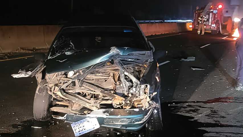 Voluntarios de Comandos de Salvamento atienden a un motociclista lesionado tras un accidente en la autopista de San Juan Nonualco, donde también se registró un vehículo incendiado. Foto: Cortesía.