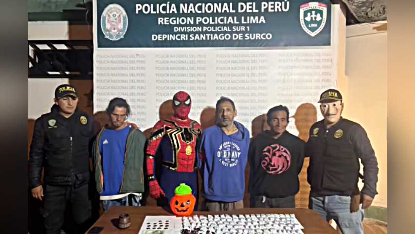 Agentes del Escuadrón Verde de la Policía Nacional del Perú exhiben parte del material incautado a la banda "Los Diabólicos de Malambito", intervenida en un operativo relámpago en Lima. Foto: PNP