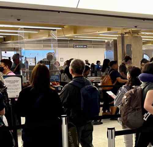 Controladores aéreos y agentes de la TSA trabajan sin pago durante el cierre del gobierno, generando caos en los aeropuertos de EE.UU. con retrasos y cancelaciones masivas. Foto:Archivo /TSA