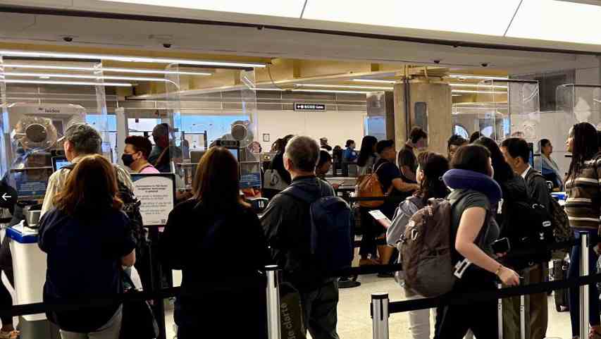 Controladores aéreos y agentes de la TSA trabajan sin pago durante el cierre del gobierno, generando caos en los aeropuertos de EE.UU. con retrasos y cancelaciones masivas. Foto:Archivo /TSA