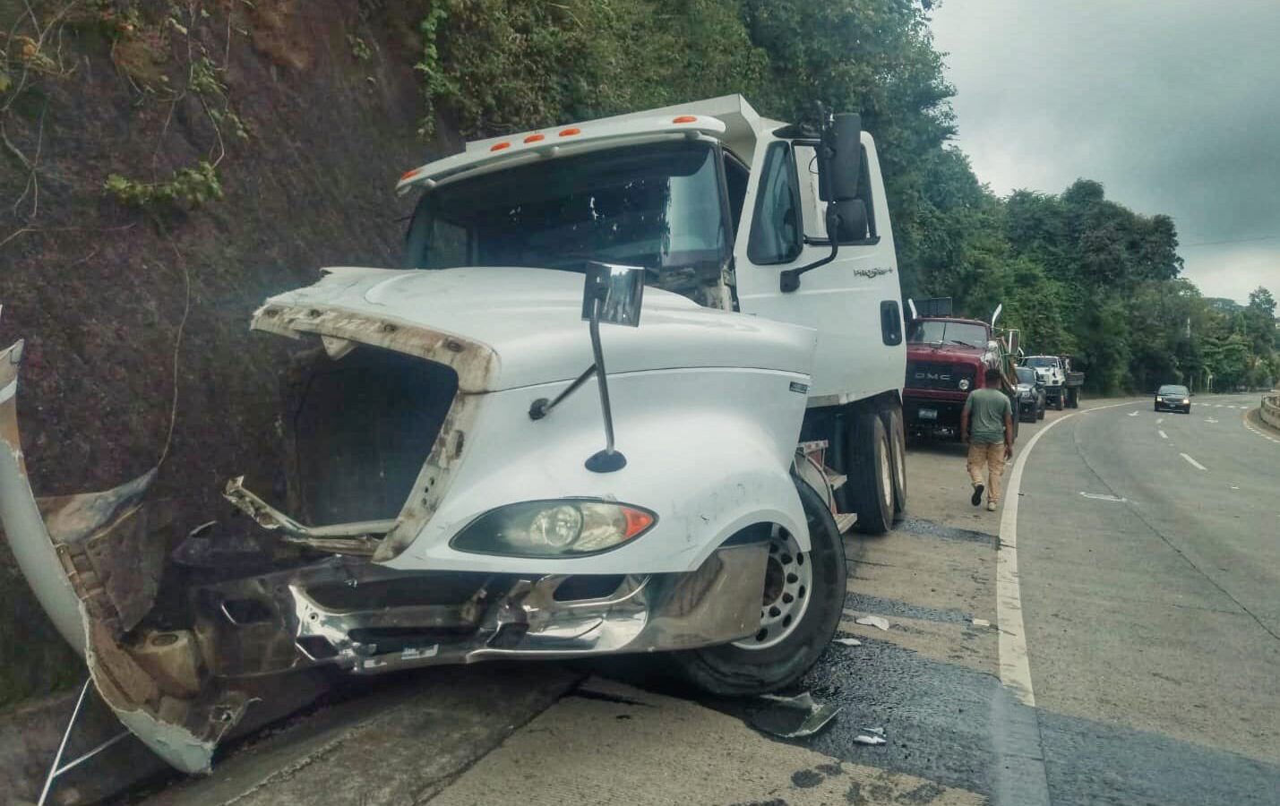 Una volqueta experimentó fallas en los frenos y chocó contra un vehículo tipo panel en la carretera a La Libertad. Este aparatoso accidente dejó solo daños materiales y pone el foco en la urgencia de las rutinas de cuidado vehicular. Foto: PNC