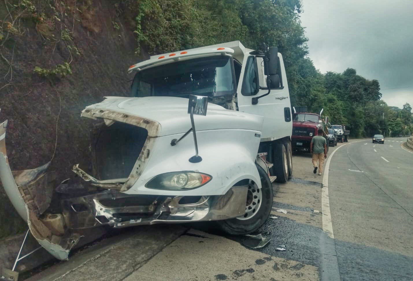 Una volqueta experimentó fallas en los frenos y chocó contra un vehículo tipo panel en la carretera a La Libertad. Este aparatoso accidente dejó solo daños materiales y pone el foco en la urgencia de las rutinas de cuidado vehicular. Foto: PNC