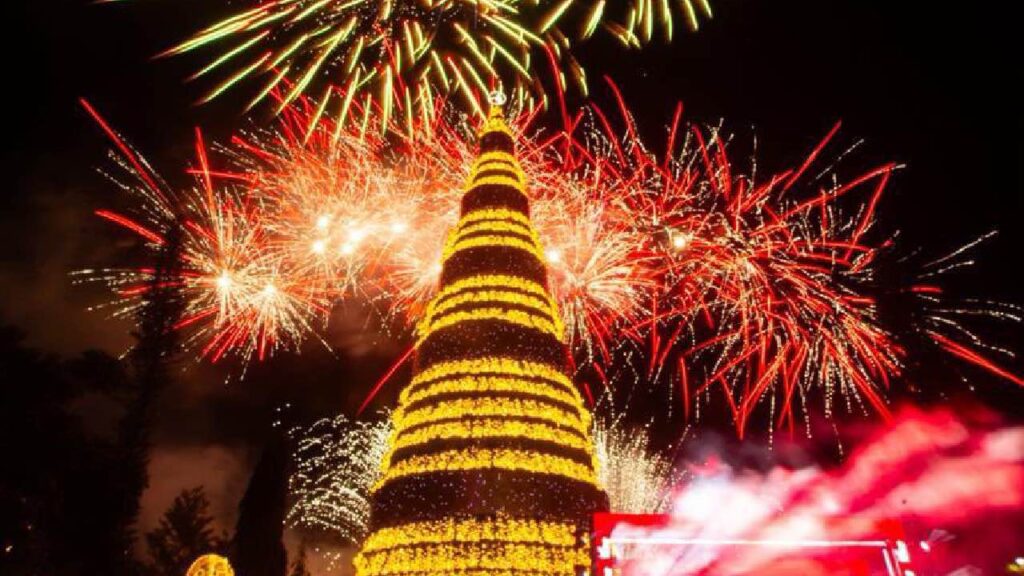 Miles de salvadoreños asistieron al encendido del árbol navideño en la Plaza Salvador del Mundo, que en su 12ª edición combinó villancicos, juegos pirotécnicos y un show de drones. Es el pistoletazo de salida para las fiestas y el consumo.