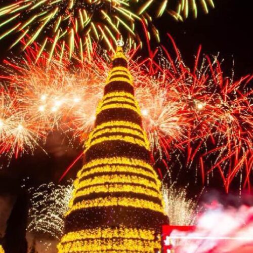 Miles de salvadoreños asistieron al encendido del árbol navideño en la Plaza Salvador del Mundo, que en su 12ª edición combinó villancicos, juegos pirotécnicos y un show de drones. Es el pistoletazo de salida para las fiestas y el consumo.