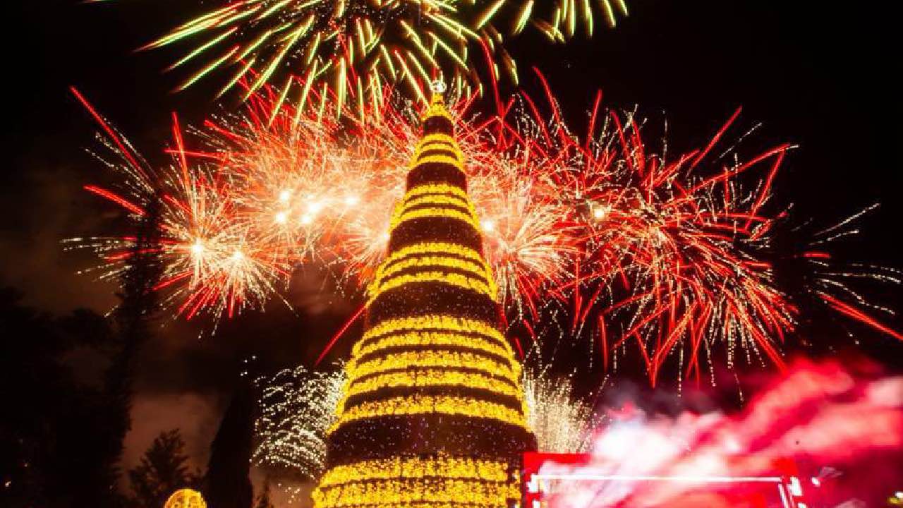 Miles de salvadoreños asistieron al encendido del árbol navideño en la Plaza Salvador del Mundo, que en su 12ª edición combinó villancicos, juegos pirotécnicos y un show de drones. Es el pistoletazo de salida para las fiestas y el consumo.