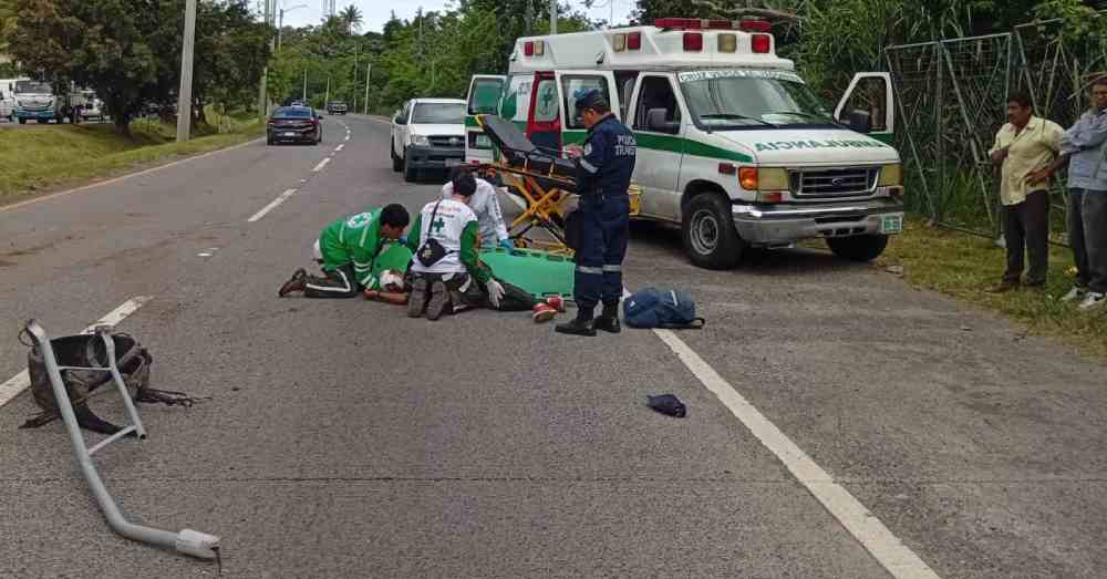 Equipos de Cruz Verde Santa Anita atienden a víctimas de un accidente en la autopista Comalapa. La rápida respuesta evitó mayores consecuencias en este siniestro vial. Foto: Cortesía.